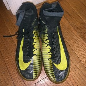 Indoor soccer shoes